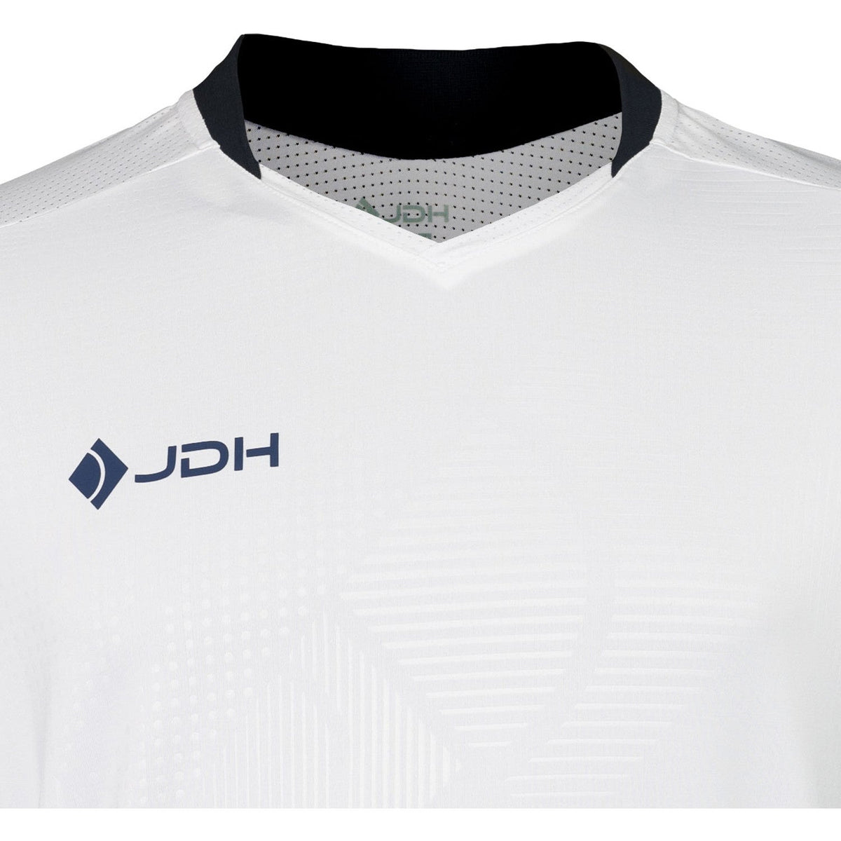 Detail van de borst van het JDH T-Shirt Carbon Pro White met blauw JDH-logo
