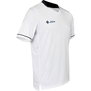 Zijaanzicht van het witte JDH T-Shirt Carbon Pro met zwarte bies aan de korte mouw