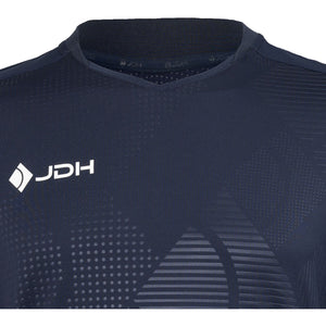 Detail van de borst van het donkerblauwe JDH T-Shirt Carbon Pro met wit JDH-logo