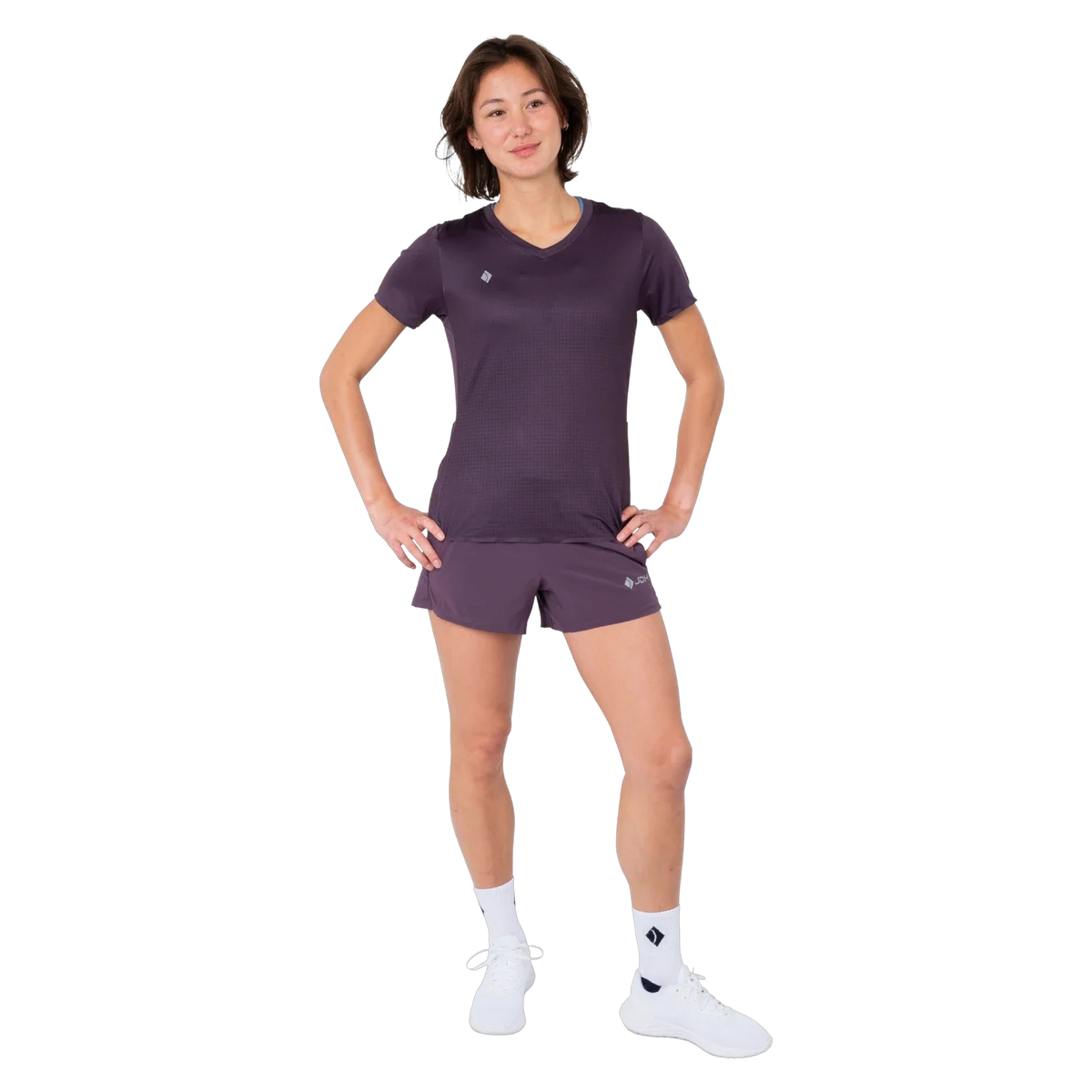 Model draagt de complete JDH W Graphic T-Shirt Plum set: plum shirt met stippenprint en bijpassende short