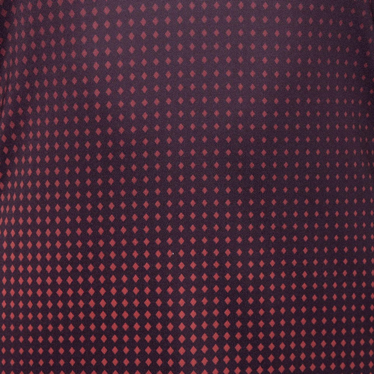 Detail van de roze stippenprint op het aubergine doek van het JDH W Graphic T-Shirt