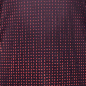 Detail van de roze stippenprint op het aubergine doek van het JDH W Graphic T-Shirt