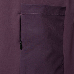 Detail van de zijzak met rits in het aubergine doek van de JDH W Hooded Midlayer