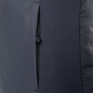 Detail van de ritszak en het gewatteerde paneel van de grijze JDH W Hybrid Padded Gilet