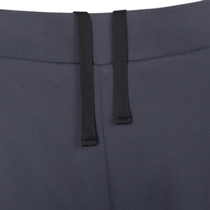 Detail van de tailleband met twee zwarte koorden van de grijze JDH W Performance Pant