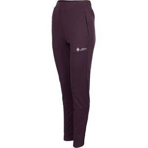 Schuin zijaanzicht van de aubergine JDH W Performance Pant met JDH-logo op het dijbeen