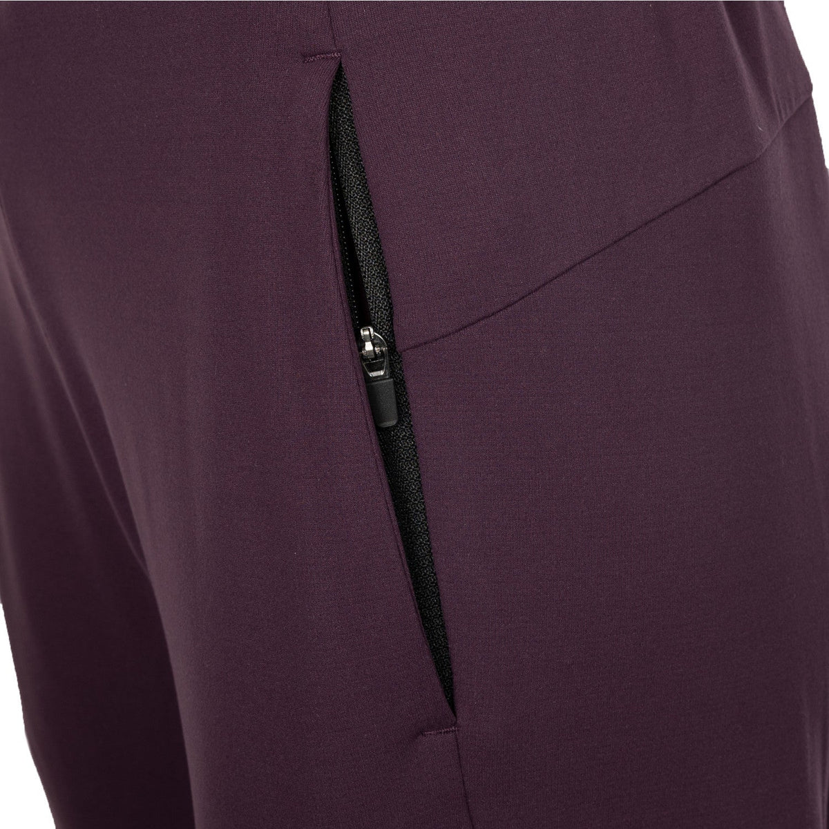 Detail van de zijzak met rits in het aubergine doek van de JDH W Performance Pant