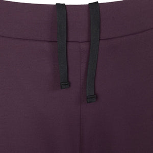 Detail van de tailleband met zwarte trekkoorden van de aubergine JDH W Performance Pant