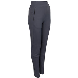 Schuin achteraanzicht van de donkergrijze JDH W Performance Pant met zijzak