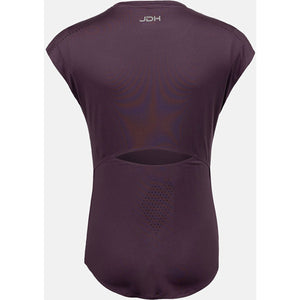 Achterkant van het aubergine JDH W Performance T-Shirt met uitsparing in de rug en geperforeerde ruit