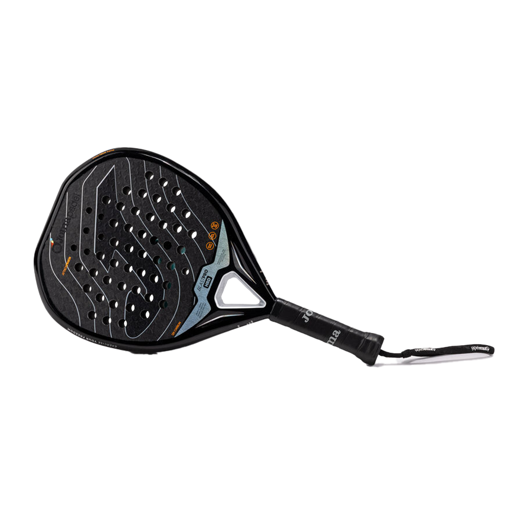 Joma Blast Pro Hrd 2026 padelracket schuin liggend met polsband