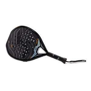 Joma Blast Pro Hrd 2026 padelracket schuin liggend met polsband