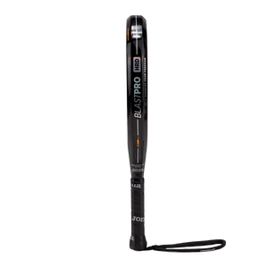 Zijaanzicht van het Joma Blast Pro Hrd 2026 met Blast Pro-opdruk op het frame
