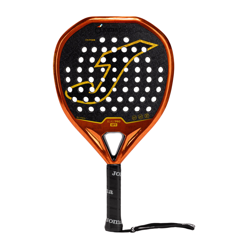 Joma Blast Pro Sft 2026 padelracket in oranje met geel, vooraanzicht met polsband