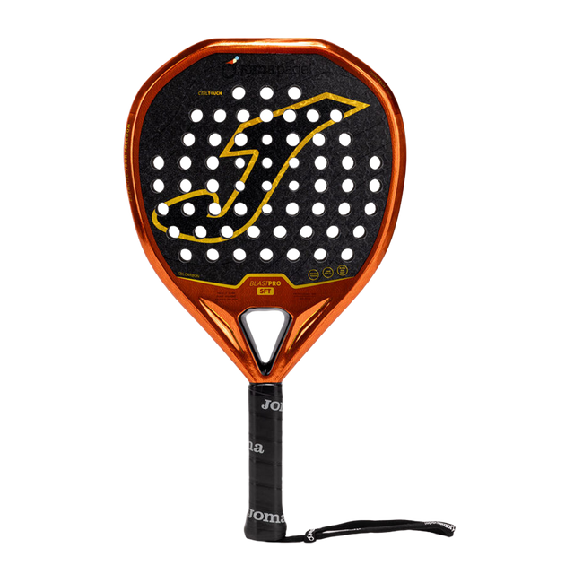 Joma Blast Pro Sft 2026 padelracket in oranje met geel, vooraanzicht met polsband