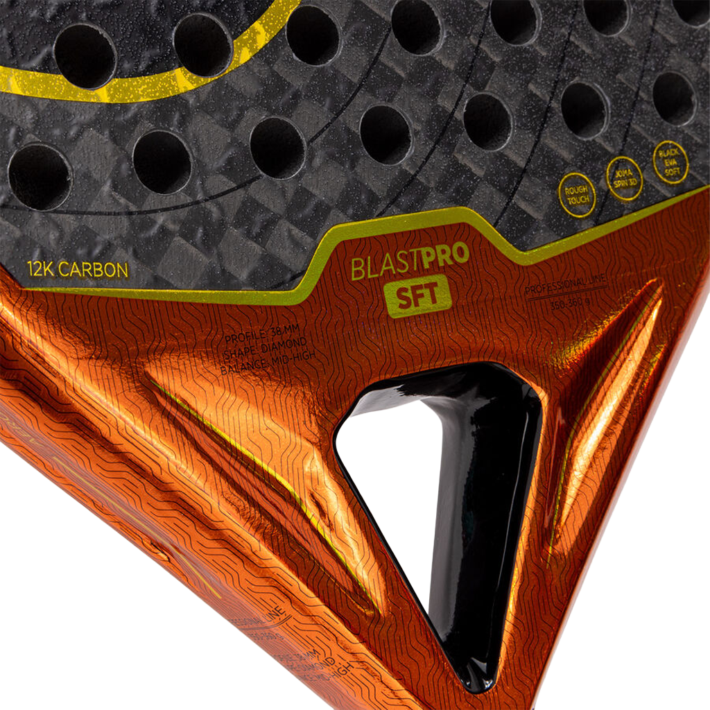 Detail van het oranje hart van het Joma Blast Pro Sft 2026 met 12K Carbon-aanduiding