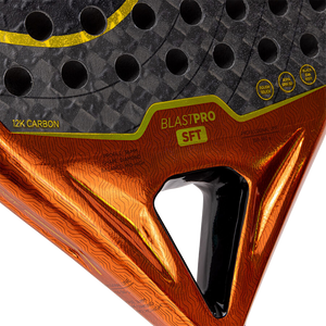 Detail van het oranje hart van het Joma Blast Pro Sft 2026 met 12K Carbon-aanduiding