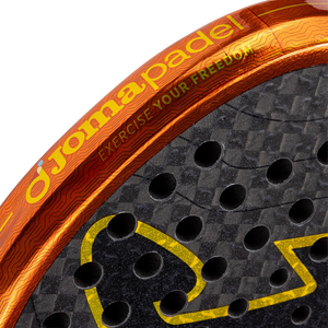 Close-up van de oranje framerand van het Joma Blast Pro Sft 2026 met Jomapadel-opdruk