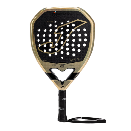 Joma Hyper Pro Hrd 2026 padelracket in goud met zwart, vooraanzicht met polsband