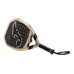 Joma Hyper Pro Hrd 2026 padelracket schuin liggend in goud met zwart slagvlak