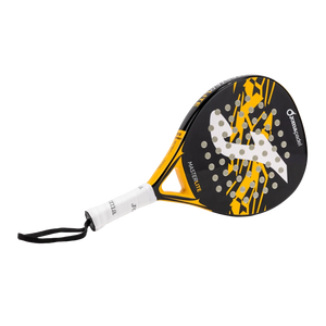 Joma Master 2026 padelracket schuin liggend in zwart met geel dessin