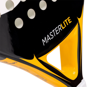 Detail van het gele hart van het Joma Master 2026 met Masterlite-opdruk
