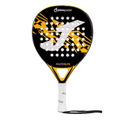 Joma Master 2026 padelracket in zwart met geel, vooraanzicht met witte grip