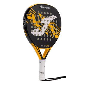 Joma Master 2026 padelracket schuin vooraanzicht, rondvorm in zwart en geel
