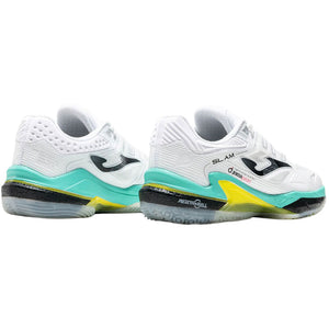 Achterkant van twee Joma Slam Men 2026 schoenen in wit met turquoise