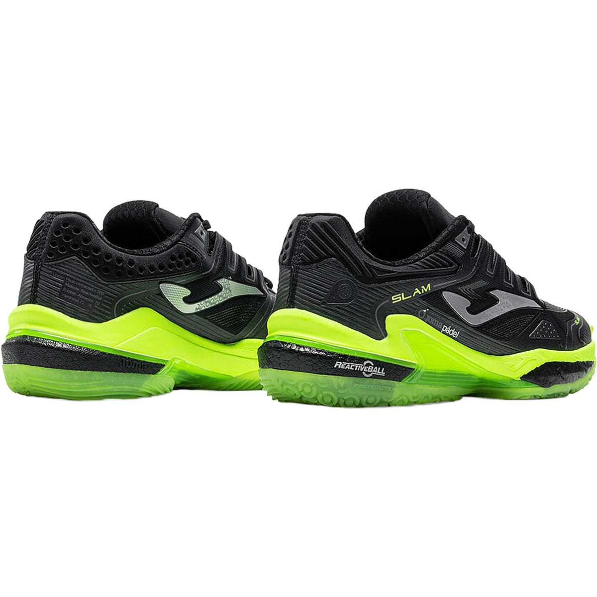 Achterkant van twee Joma Slam Men 2026 Black schoenen in zwart met limegroen