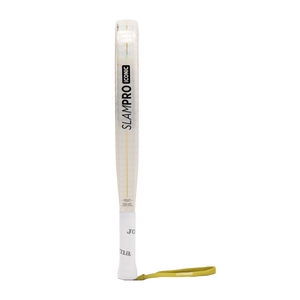 Zijaanzicht van het Joma Slam Pro Iconic 2026 met Slam Pro-opdruk op het frame