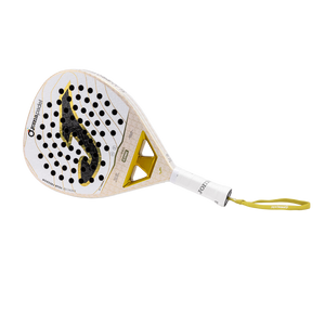Joma Slam Pro Iconic 2026 padelracket schuin liggend met gouden polsband