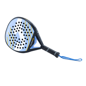 Joma Valkiria Flex 2026 padelracket schuin liggend in lichtblauw met polsband