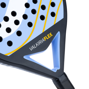 Detail van het lichtblauwe hart van de Joma Valkiria Flex 2026 met gele opdruk