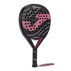 Joma Valkiria Flex 2026 padelracket schuin vooraanzicht, rondvorm in zwart en roze