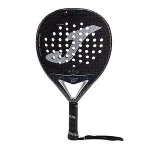 Joma Valkiria Pro Hrd 2026 padelracket in zwart met zilver, vooraanzicht met polsband