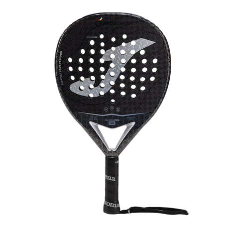 Joma Valkiria Pro Hrd 2026 padelracket in zwart met zilver, vooraanzicht met polsband