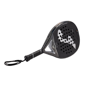 Joma Valkiria Pro Hrd 2026 padelracket schuin liggend in zwart met zilveren logo