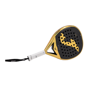 Joma Valkiria Pro Sft 2026 padelracket schuin liggend in goud met zwart slagvlak
