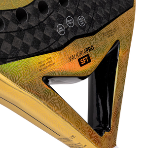 Detail van het gouden hart van de Joma Valkiria Pro Sft 2026 met Valkiriapro Sft-opdruk