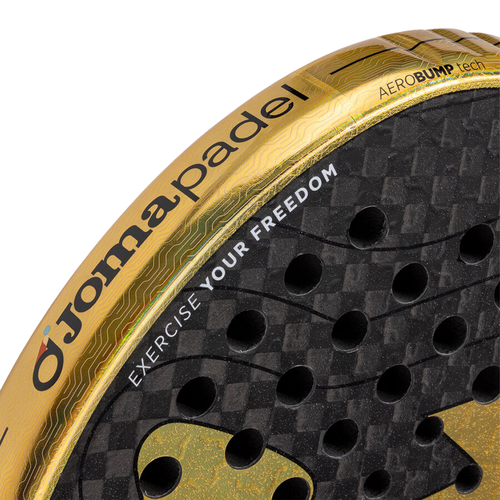 Close-up van de gouden framerand van de Joma Valkiria Pro Sft 2026 met Jomapadel-wordmark