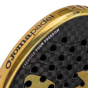 Close-up van de gouden framerand van de Joma Valkiria Pro Sft 2026 met Jomapadel-wordmark
