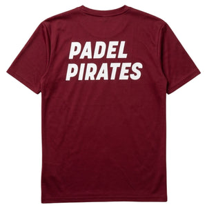 Achterzijde van het bordeauxrode Padel Pirates T-shirt met witte rugopdruk