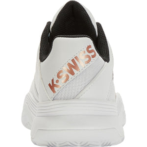 Achterkant van de K-Swiss Court Express HB met groot K-Swiss-logo op de hiel