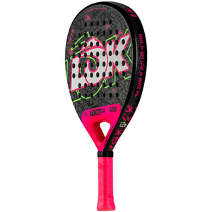 Lok Be Flow 2 padelracket schuin vooraanzicht, rondvorm in zwart en roze