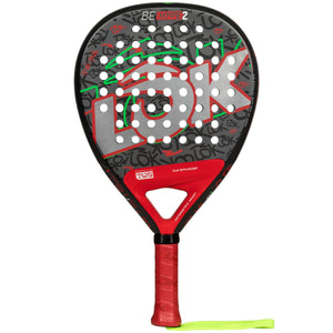 Lok Be Hype 2 padelracket in zwart met rood en grijs, vooraanzicht met polsband