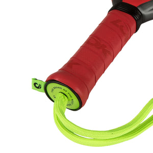 Close-up van de rode grip en limegroene polsband van het Lok Be Hype 2