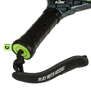Close-up van de zwarte grip en polsband van het Lok Carbon Flow 2