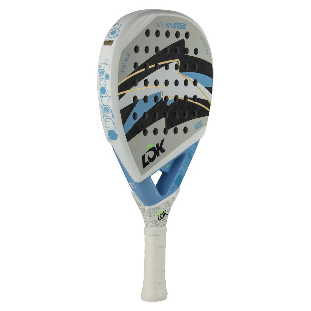 Lok Carbon Hype 2 FDB padelracket schuin achteraanzicht met witte grip
