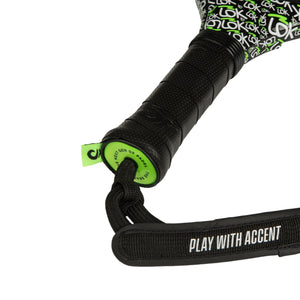 Close-up van de zwarte grip en groene polsband van het Lok Carbon Hype 2 padelracket